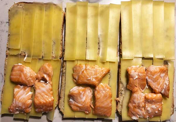 Tranches de pain recouvertes de comté et de saumon